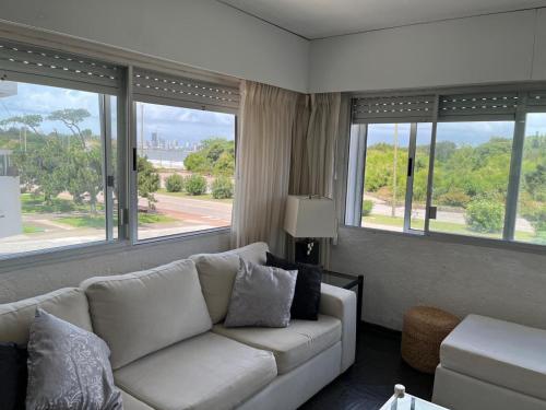 Hermoso Apartamento primera linea Rambla de Playa Mansa Punta del Este