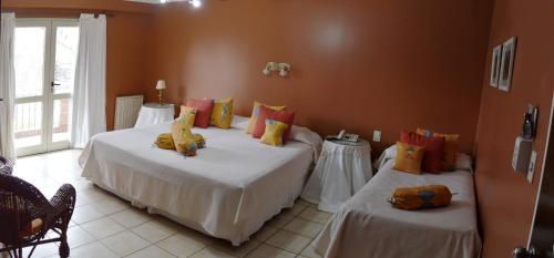 1 queen bed, 2 twin beds