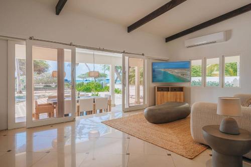 BrandNEw Oceanfront Villa Private HotTub and Pool – khách sạn tại Malmok