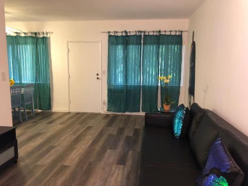 Modern 1 Bedroom Hollywood Apartment Near Larchmont Village Walk of Fame and Studios - image 2