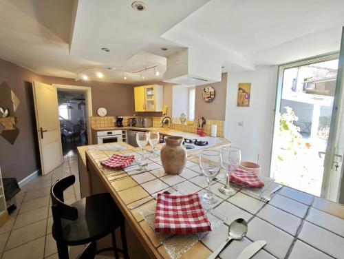 virtuve, - Le Refuge du Midi- Piscine & Pkg - Coeur de village in Tourreilles