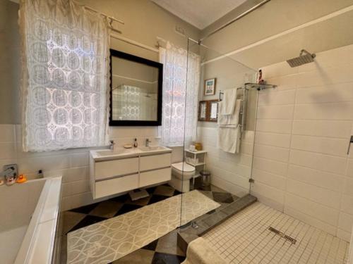 Charming Victorian Retreat - image 3