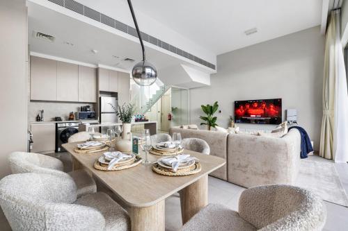 Family 4BR Villa | PS5 & Garden | New Community - image 13