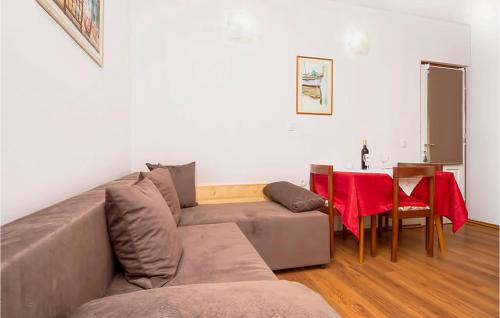 Istaba viesiem, Awesome Apartment In Zivogosce With Wifi in Zivogosce