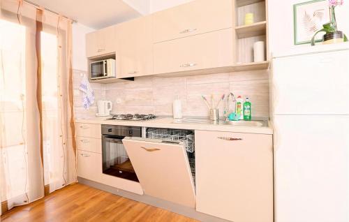 virtuve, Awesome Apartment In Zivogosce With Wifi in Zivogosce