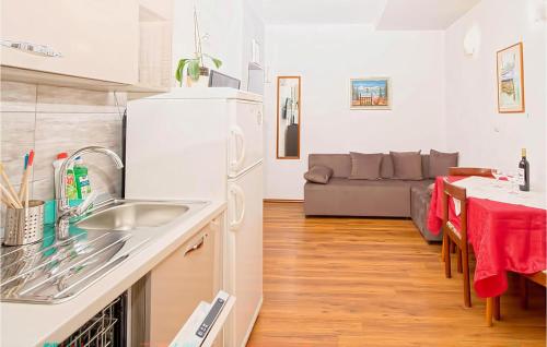 virtuve, Awesome Apartment In Zivogosce With Wifi in Zivogosce