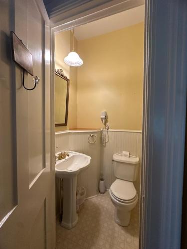 Rosewood Room - The Belvedere Inn - image 9