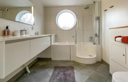 Vannas istaba, 5 Bedroom Cozy Home In Onsala in Gottskar