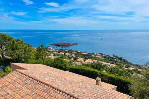 Entrance, Sea-view villa for 11 guests with a heated infinity pool in Antheor