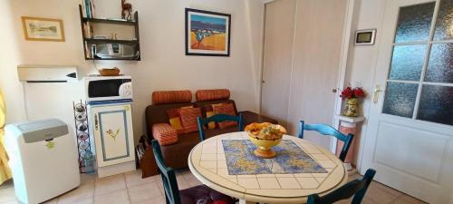 Apartment with terrace and views of the port in Frejus Plage