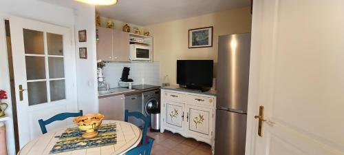 Apartment with terrace and views of the port in Frejus Plage