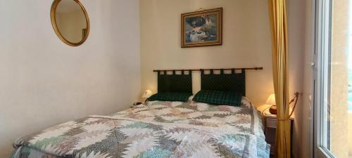 Apartment with terrace and views of the port in Frejus Plage