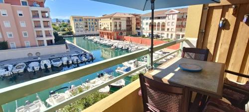 Apartment with terrace and views of the port in Frejus Plage