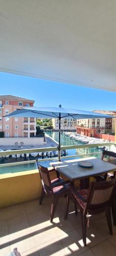 Apartment with terrace and views of the port in Frejus Plage
