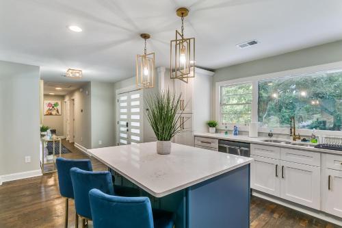 Designer 5 Bedroom with Backyard Downtown ATL – khách sạn tại Đường Cascade
