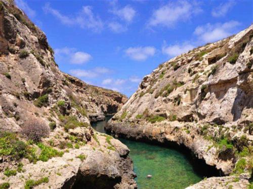 Shared cauchi corner house with roof top pool and pay per use aircondition in Gozo