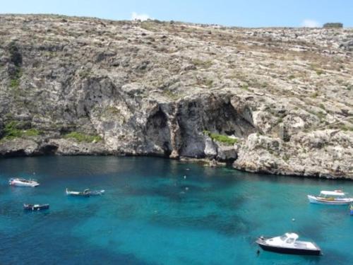Shared cauchi corner house with roof top pool and pay per use aircondition in Gozo