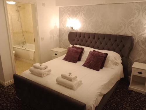 1 double bed, 1 twin bed