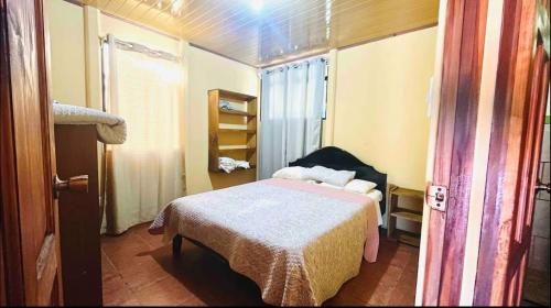 Casa con vista a valle de Dota y zona cafetalera in Santa María