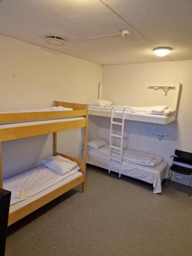 Camera condivisa, dormitorio femminile, 8 letti