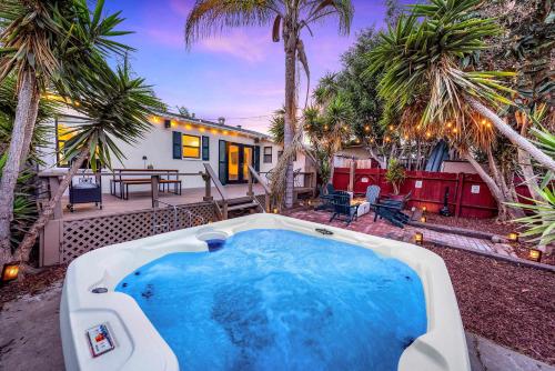 Designer Oasis with Hot Tub Firepit BBQ Sleeps 6 – khách sạn tại Trung Tam Thanh Pho