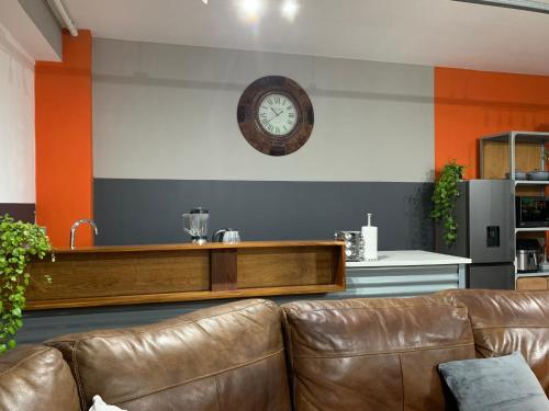 Warm & Luxury Stay at Maboneng with Kingbed HugeTV WiFi - image 3