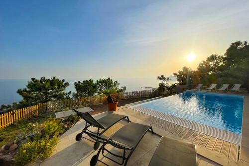 Sea-view villa for 11 guests with a heated infinity pool in Antheor