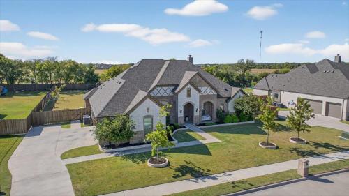Midlothian Masterpiece with 5 Bedrooms in Midlothian (TX)