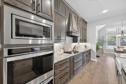 Midlothian Masterpiece with 5 Bedrooms in Midlothian (TX)