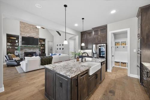 Midlothian Masterpiece with 5 Bedrooms in Midlothian (TX)