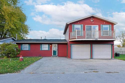 . Catch on the Canal - Waterfront Getaway Near Casino, Dining & Entertainment