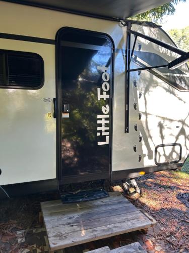 A szálláshely kívülről, Little Foot RV in Klamath (CA)