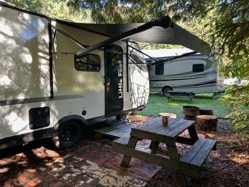 A szálláshely kívülről, Little Foot RV in Klamath (CA)