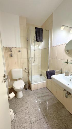 淋浴間, Modern, quiet apartment right by S-Bahn - close to Munich & airport in 下施萊斯海姆