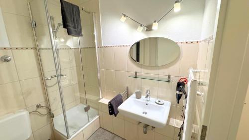 淋浴間, Modern, quiet apartment right by S-Bahn - close to Munich & airport in 下施萊斯海姆