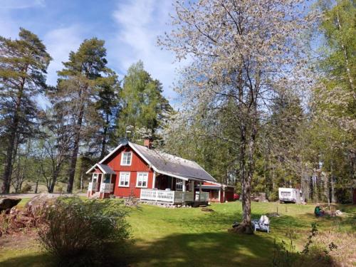 Chilla, House with Wifi, fully fenced, fireplace in the woods in Hallerud