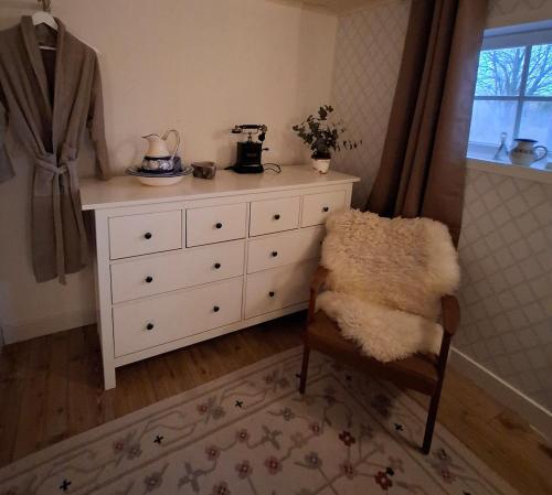Chilla, House with Wifi, fully fenced, fireplace in the woods in Hallerud