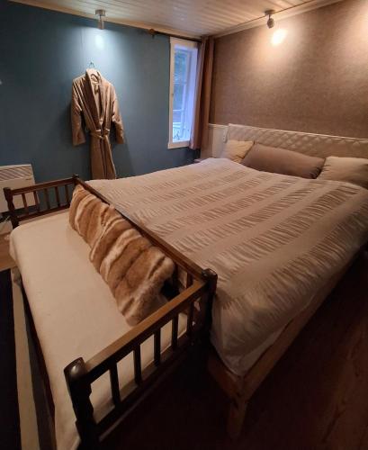 Chilla, House with Wifi, fully fenced, fireplace in the woods in Hallerud