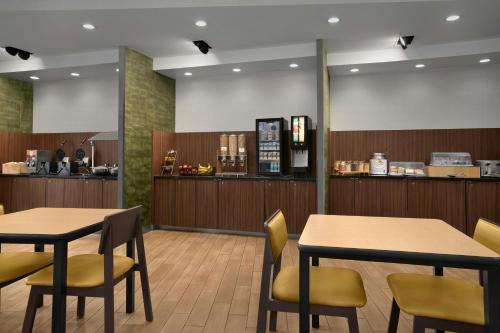 Fairfield Inn & Suites by Marriott Jeffersonville I-71 - image 6