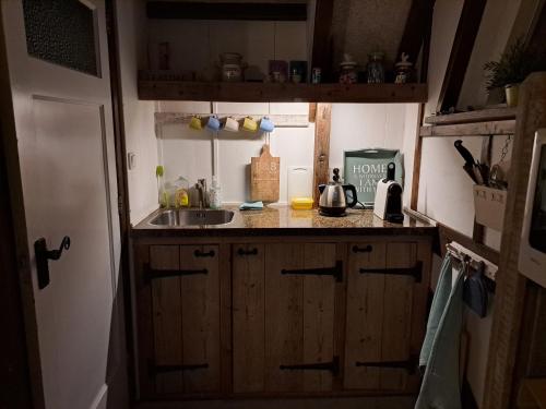 virtuve, B & B De Pimpelmees in Gravenmūra