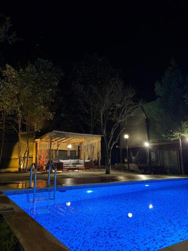 Detached villa with a heated pool and garden – khách sạn tại Sapanca