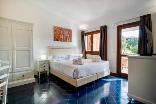 ISA - Hotel with swimming pool in Costa Serena just 700 mt from the sea in Costa Serena