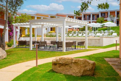 Oprema, ISA - Hotel with swimming pool in Costa Serena just 700 mt from the sea in Costa Serena