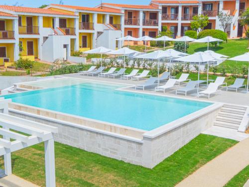bazen, ISA - Hotel with swimming pool in Costa Serena just 700 mt from the sea in Costa Serena