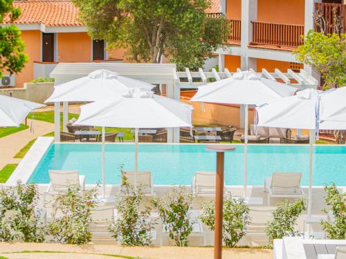 bazen, ISA - Hotel with swimming pool in Costa Serena just 700 mt from the sea in Costa Serena