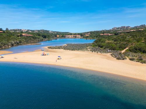 plaža, ISA - Hotel with swimming pool in Costa Serena just 700 mt from the sea in Costa Serena