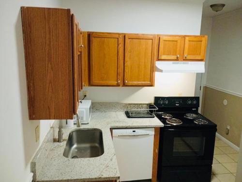 Kitchen, Cozy Northside Retreat Room 4 with Shared Bathroom in Vine City