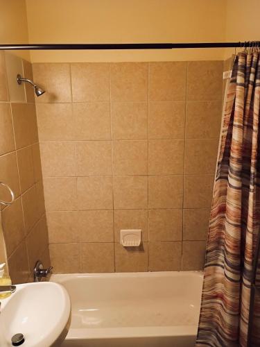 Bathroom, Cozy Northside Retreat Room 4 with Shared Bathroom in Vine City