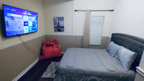 Cozy Northside Retreat Room 4 with Shared Bathroom in Vine City