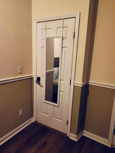 View, Cozy Northside Retreat Room 4 with Shared Bathroom in Vine City